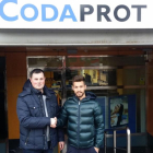 Carlos Cámara, presidente del Atrio Bupolsa, estrecha la mano del nuevo jugador, David Soto. ECB-ECB