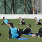 Varios jugadores del Burgos CF hacen estiramientos durante una sesión de trabajo en Castañares-I. L. Murillo