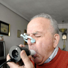 Un hombre realiza una prueba para valorar su capacidad pulmonar.-ECB