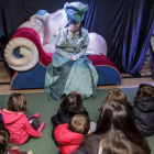 La emisaria Quimera atiende a un grupo de niños que acercaron sus cartas y saludos a los Reyes Magos en la Casa de Cultura de Gamonal. Hoy la cabalgata arranca a las 18 horas en Eladio Perlado.-SANTI OTERO
