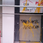 Pintadas en la sede del PSOE de Burgos reivindicando la absolución de Pablo Hasél. ECB