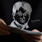 Camiseta con la imagen del abogado pro-derechos humanos chino Wang Quanzhang.-GREG BAKER (AFP)