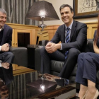 Pedro Sánchez con el presidente y la vicepresidenta de Canarias.-