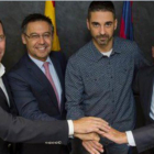 Navarro posa tras la firma de su renovación con los responsables del Barça-EL PERIODICO (FCBARCELONA)