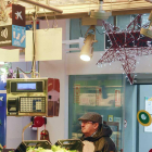 Un hombre compra en uno de los puestos de Mercado Sur.-RAÚL G. OCHOA