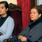 Triana juntoa a su madre, Monserrat González, durante el juicio por el asesinato de Isabel Carrasco.-EL MUNDO