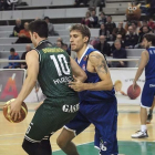 Javi Vega frena el avance del jugador de Bordignon, ayer, en Huesca.-C. PASCUAL / PEÑAS DE HUESCA