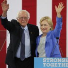 Sanders y Clinton saludan juntos a la audiencia del acto celebrado en Portsmouth (Nuevo Hampshire), este martes.-EFE / CJ GUNTHER