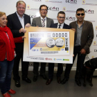 El alcalde de León, Antonio Silván y el delegado territorial de la ONCE, Ismael Pérez (C), presentan el cupón del próximo lunes que la ONCE dedica a León dentro de la serie ‘Tu ciudad en una moneda’-Ical