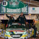 Efrén Llarena y Sara Fernández festejan sobre su coche la victoria conseguida en el rally francés-ECB