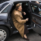 Rita Barberá, en febrero del 2015, baja de uno de los Audi que el Ayuntamiento de València ha sacado a subasta.-MIGUEL LORENZO