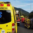 Efectivos de emergencias trabajan en el accidente de la C-17 a la altura de La Garriga.-