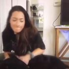 La ’youtuber’ Brooke Houts, en las imágenes en las que golpea a su perro.-TWITTER