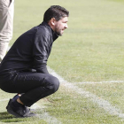 Fernando Estévez observa con atención el encuentro que el Burgos CF jugó ante el Atlético B.-SANTI OTERO