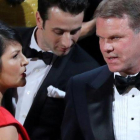 Martha Ruiz y Brian Cullinan (derecha), de PricewaterhouseCoopers, en la ceremonia de los Oscar.-REUTERS / LUCY NICHOLSON