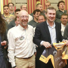 Iñaki Sicilia, presidente del club, entregó al alcalde una camiseta del equipo durante la recepción oficial en presencia de las concejalas Blanca Guinea y Lorena de la Fuente, ayer.-RAÚL OCHOA