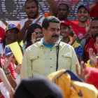 El presidente venezolano, Nicolás Maduro, habla durante una manifestación en Caracas por la decisión de la OEA.-EFE / CRISTIAN HERNÁNDEZ