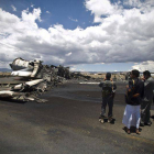 Restos de un avión en el aeropuerto de Sanaa.-Foto: AP / HASNI MOHAMMED