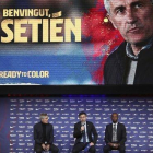 Quique Setién,Josep María Bartomeu y Eric Abidal, en el acto de presentación del nuevo técnico del Barça.-AP / EMILIO MORENATTI