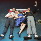 El pianista Erik Niemietz (i.), la cantante María Sedano y el actor Javier Ariza protagonizan ‘Circo marítimo’.-