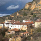Vista general de la localidad de Ura, desde el sendero que lleva al pueblo vecino de Castroceniza.-CASA JUANA
