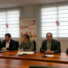 César Burón y Baudilio Fernández-Mardomingo, en el centro, explicando el Programa de Voluntariado Joven.-ECB