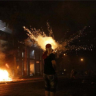 Parte del Congreso de Paraguay en llamas tras las protestas de los manifestantes.-EFE