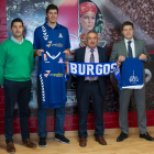 Huskic posa con responsables del CB Miraflores y con la marca patrocinadora Bou Café.-CB MIRAFLORES / MGC