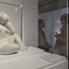 La muestra incluye varios modelos de yeso en los que se ve la mano y los apuntes del escultor como en esta, ‘Jeune fille se coiffant’-Santi Otero