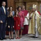 Los reyes Felipe y Letizia, sus hijas, la princesa Leonor y la infanta Sofía, y la reina Sofía, junto al obispo Sebastià Taltavull y la delegada del Gobierno, Maria Salom, a la entrada de la catedral de Palma de Mallorca, donde han asistido a la misa de D-ATIENZA