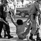 Arresto de un manifestante en una protesta contra la dictadura en 1982, en Buenos Aires-ARCHIVO