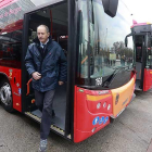 Un conductor se baja de uno de los nuevos autobuses que, ayer, estuvieron estacionados en el paseo de Atapuerca.-RAÚL G. OCHOA