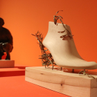 Una parte de la exposición se centra en las representaciones artísticas del pie con una selección de obras que tienen como elemento principal esta región anatómica. MEH