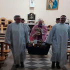 Los sacerdotes en una iglesia de Polonia a punto de quemar los libros.-EL PERIÓDICO