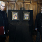 Presentación de dos cuadros que ha donado el pintor Pablo Gago (D) al Museo de la Catedral de León. Junto a él, el director del Museo, Máximo Gómez Rascón (I)-Ical