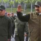 El presidente Maduro junto a su ministro de Defensa, Vladimir Padrino López.-AP / JHONN ZERPA (AP)