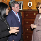 Delgado (dcha) charla con Rico y Sierra poco antes de la firma, la cual tuvo lugar en la Diputación Provincial.-S. O.