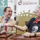 Ramón Sobremonte y Juan Luis Arsuaga se dan la mano, ayer, tras la firmar el convenio de colaboración.-RAÚL G. OCHOA
