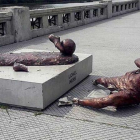 La estatua de Messi, con las piernas cortadas y derribada, en Buenos Aires.-EL PERIÓDICO