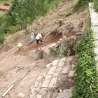 Los trabajos de limpieza de la ladera del casco histórico mostraron partes que podrían pertenecer a la colegiata.-M. A.