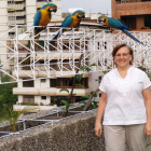 Vicario en la azotea del edificio en el que se instaló durante una de sus estancias junto a las guacamayas que dan nombre al proyecto.-ECB