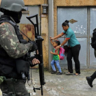 Patrulla militar en Vila Kennedy, una favela de Río de Janeiro.-AFP / CARL DE SOUZA