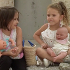 Imagen de uno de los vídeos donde dos niñas de un imaginario futuro, se preguntan qué es un pediatra. ECB