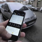 Un usuario reserva un taxi a través de la nueva aplicación Abutaxi.-ISRAEL L. MURILLO
