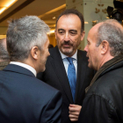 El juez Manuel Marchena conversa con el ministro Marlaska (de espaldas, a la izquierda).-EFE