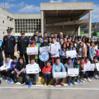 Los alumnos posan con carteles con el lema de la campaña junto a responsables políticos y de la Policía Local.-ISRAEL L. MURILLO