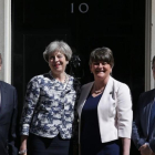 May (segunda por la izquierda) junto a Foster, en el exterior del número 10 de Downing Street, en Londres, el 26 de junio.-DANIEL LEAL-OLIVAS