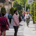 Gente paseando por la calle Santiago de Valladolid. - J. M. LOSTAU