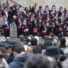 Los integrantes de la Peña Recreativa Castellana en las escaleras de la Puerta del Sarmental interpretando sus coplas de Carnaval ante el público que abarrotaba la plaza.-RAÚL G. OCHOA