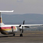 Un avión de la filial de Iberia en el aeropuerto de Villafría.-SANTI OTERO